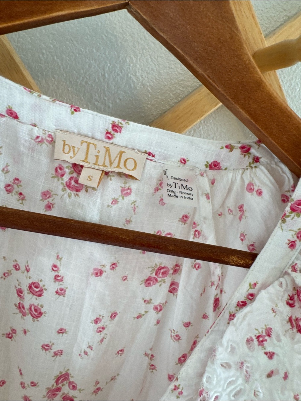 Romantic White Midi Dress with Pink Floral Print - Picture 5 of 6